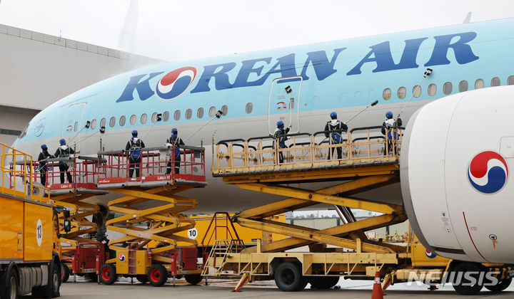 [인천공항=뉴시스] 조성우 기자 = 봄을 맞은 25일 오전 인천 중구 대한항공 정비 격납고에서 관계자들이 보잉 777-300ER 항공기 세척을 하고 있다. 2024.04.25. xconfind@newsis.com