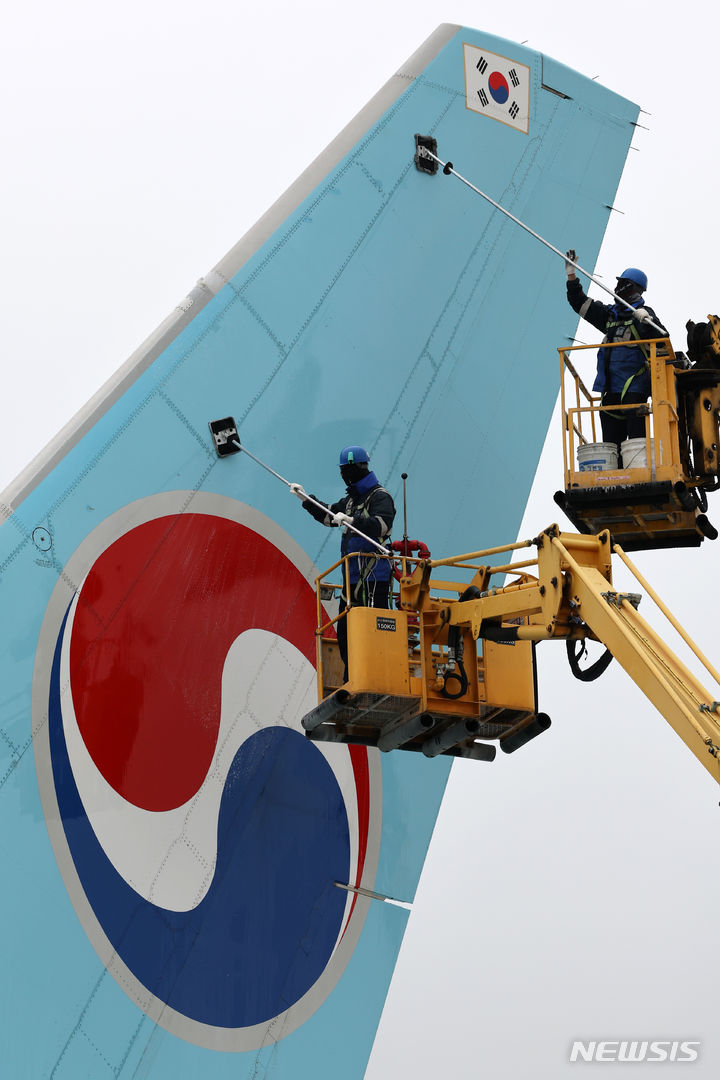 [인천공항=뉴시스] 조성우 기자 = 봄을 맞은 25일 오전 인천 중구 대한항공 정비 격납고에서 관계자들이 보잉 777-300ER 항공기 세척을 하고 있다. 2024.04.25. xconfind@newsis.com