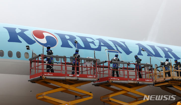 [인천공항=뉴시스] 조성우 기자 = 봄을 맞은 25일 오전 인천 중구 대한항공 정비 격납고에서 관계자들이 보잉 777-300ER 항공기 세척을 하고 있다. 2024.04.25. xconfind@newsis.com