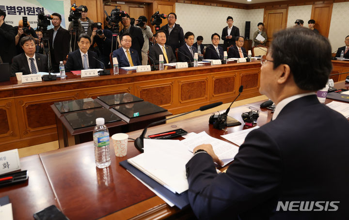 [서울=뉴시스] 배훈식 기자 = 노연홍 의료개혁특별위원회 위원장이 25일 오전 서울 종로구 정부서울청사에서 제1차 의료개혁특위 회의를 하고 있다. 2024.04.25. dahora83@newsis.com