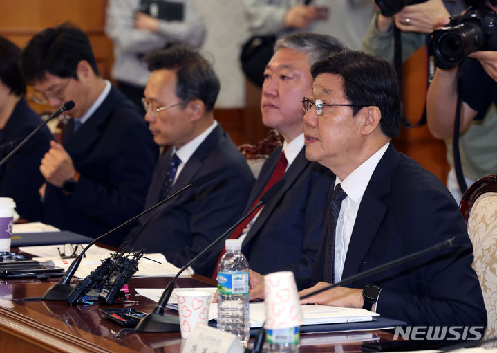 [서울=뉴시스] 배훈식 기자 = 노연홍 의료개혁특별위원회 위원장이 25일 오전 서울 종로구 정부서울청사에서 열린 제1차 의료개혁특위 회의에 참석해 발언하고 있다. 2024.04.25. dahora83@newsis.com