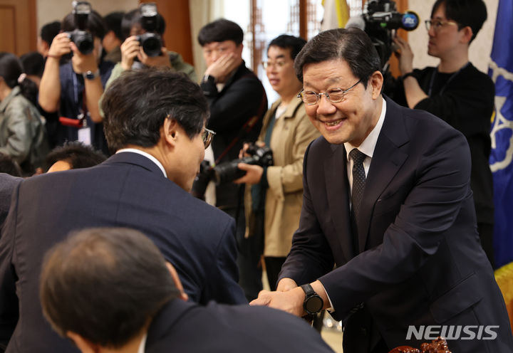 [서울=뉴시스] 배훈식 기자 = 노연홍 의료개혁특별위원회 위원장이 25일 오전 서울 종로구 정부서울청사에서 열린 제1차 의료개혁특위 회의 참석자들과 인사하고 있다. 2024.04.25. dahora83@newsis.com