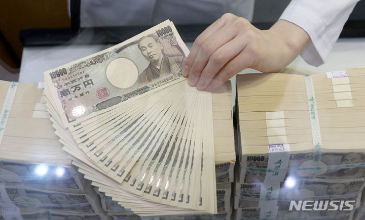 [서울=뉴시스]달러 당 엔화가 160엔대를 넘어서면서 엔화 가치는 34년 만에 최저치를 다시 경신했다.&nbsp; 지난 25일 서울 중구 하나은행 위변조대응센터에서 관계자가 엔화를 정리하고 있다. 2024.04.29.