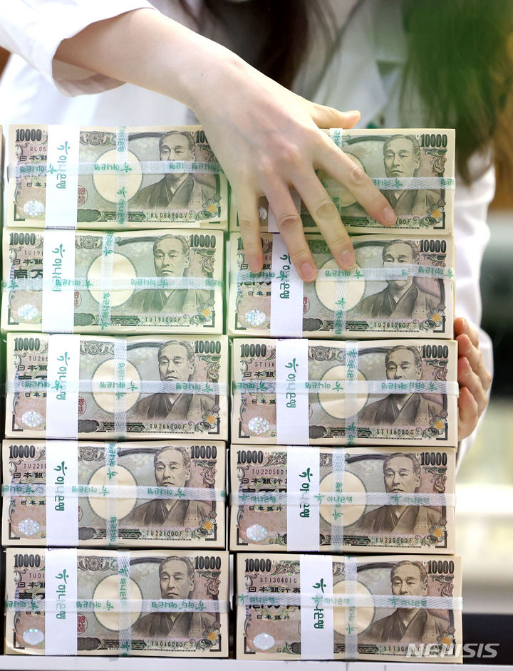 [서울=뉴시스] 김선웅 기자 = 일본은행이 기준금리를 동결하자 달러 대비 엔화 약세는 더 가속화되고 있다. 달러 당 156엔대로 떨어지며 다시 최저치를 경신했다. 사진은 지난 25일 서울 중구 하나은행 위변조대응센터에서 관계자가 엔화를 정리하고 있는 모습. 2024.04.26. mangusta@newsis.com