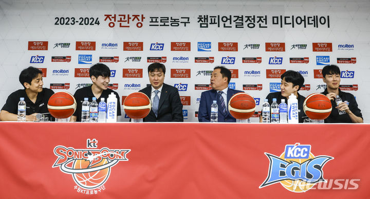 [서울=뉴시스] 정병혁 기자 = 수원 KT 소닉붐 허훈(왼쪽부터), 문성곤, 송영진 감독과 부산 KCC 이지스 전창진 감독과 허웅, 송교창이 25일 서울 강남구 KBL센터에서 열린 2023-2024 정관장 프로농구 챔피언결정전 미디어데이에 참석해 있다. 2024.04.25. jhope@newsis.com