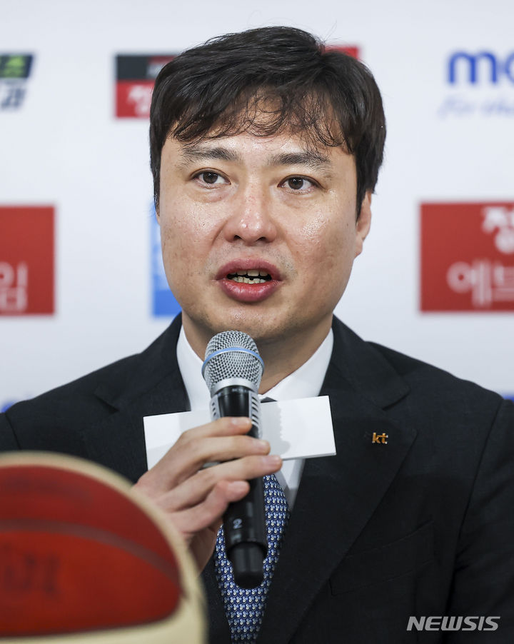 [서울=뉴시스] 정병혁 기자 = 송영진 수원 KT 소닉붐 감독이 25일 서울 강남구 KBL센터에서 열린 2023-2024 정관장 프로농구 챔피언결정전 미디어데이에서 출사표를 던지고 있다. 2024.04.25. jhope@newsis.com
