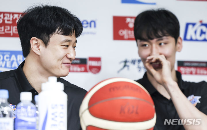 [서울=뉴시스] 정병혁 기자 = 부산 KCC 이지스 허웅(왼쪽)과 송교창이 25일 서울 강남구 KBL센터에서 열린 2023-2024 정관장 프로농구 챔피언결정전 미디어데이에서 대화를 나누고 있다. 2024.04.25. jhope@newsis.com