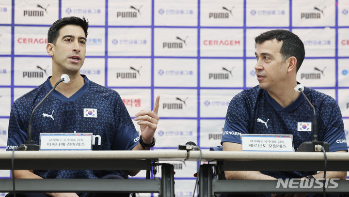 [서울=뉴시스] 김진아 기자 = 이싸나예 라미레즈 대한민국 남자배구 국가대표팀 감독이 지난해 25일 오전 서울 송파구 올림픽파크텔에서 열린 '대한민국 배구 국가대표팀 신임 감독 기자회견'에서 질문에 답하고 있다. 오른쪽은 페르난도 모랄레스 대한민국 여자배구 국가대표팀 감독. 2024.04.25. bluesoda@newsis.com