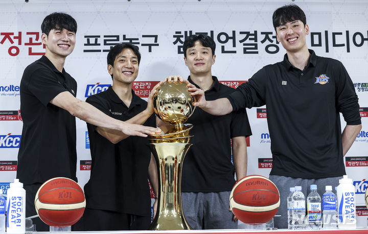 [서울=뉴시스] 정병혁 기자 =25일 서울 강남구 KBL센터에서 열린 2023-2024 정관장 프로농구 챔피언결정전 미디어데이에서 선수들이 기념촬영을 하고 있다. 왼쪽부터 수원 KT 소닉붐 문성곤, 허훈, 부산 KCC 이지스 허웅, 송교창. 2024.04.25. jhope@newsis.com