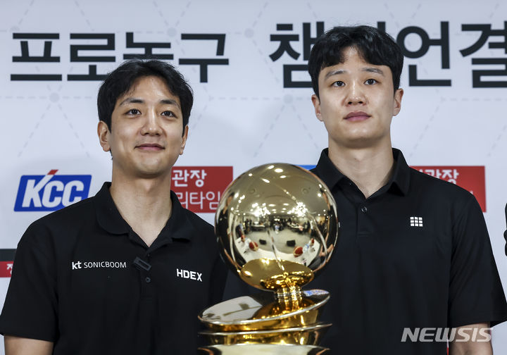 [서울=뉴시스] 정병혁 기자 = 허훈(왼쪽) 수원 KT 소닉붐 선수와 허웅 부산 KCC 이지스 선수가 25일 서울 강남구 KBL센터에서 열린 2023-2024 정관장 프로농구 챔피언결정전 미디어데이에서 기념촬영을 하고 있다. 2024.04.25. jhope@newsis.com