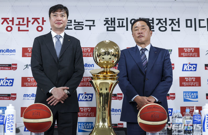 [서울=뉴시스] 정병혁 기자 = 송영진(왼쪽)수원 KT 소닉붐 감독과 전창진 부산 KCC 이지스 감독이 25일 서울 강남구 KBL센터에서 열린 2023-2024 정관장 프로농구 챔피언결정전 미디어데이에서 기념촬영을 하고 있다. 2024.04.25. jhope@newsis.com