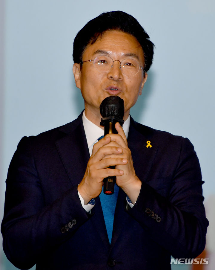 [광주=뉴시스] 류형근 기자 = 25일 오전 광주 서구 광주시청 대회의실에서 제22대 국회의원 선거 광주지역 당선인 초청 행사가 열리고 있다. 정진욱 광주 동남갑 당선인이 당선 포부를 밝히고 있다. 2024.04.25. hgryu77@newsis.com