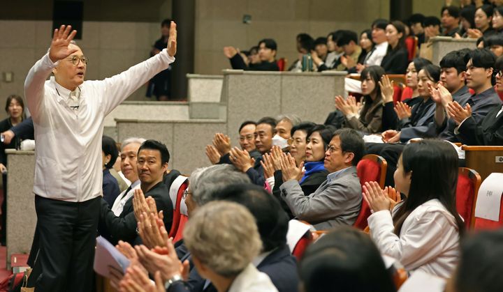 [서울=뉴시스] 유인촌 문화체육관광부 장관이 지난 4월25일 서울 서초구 국립국악원 예악당에서 열린 국립단체 청년 교육단원 통합 발대식에 참석해 인사하고 있다. (사진=문화체육관광부 제공) 2024.04.25. photo@newsis.com *재판매 및 DB 금지