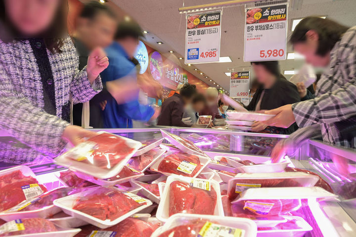 [서울=뉴시스]서울 서초구 농협 하나로마트 양재점에서 진행된 한우 한 마리 행사장을 찾은 고객들의 모습.(사진=농협유통 제공) 2024.04.25. photo@newsis.com *재판매 및 DB 금지