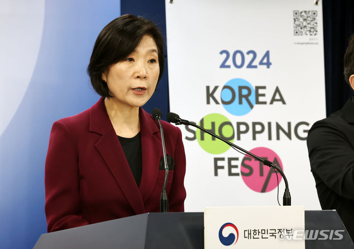 [서울=뉴시스] 배훈식 기자 = 오영주 중소벤처기업부 장관이 지난 25일 오후 서울 종로구 정부서울청사에서 '5월 동행축제 추진방향 및 계획을 발표하고 있다. 2024.04.26 dahora83@newsis.com