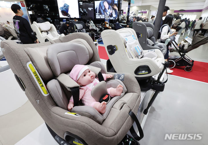[서울=뉴시스] 김진아 기자 = 지난 4월 25일 서울 강남구 코엑스에서 열린 2024 코베 베이비페어에 유아용 카시트 및 유모차가 전시돼 있다. 2024.04.25. bluesoda@newsis.com