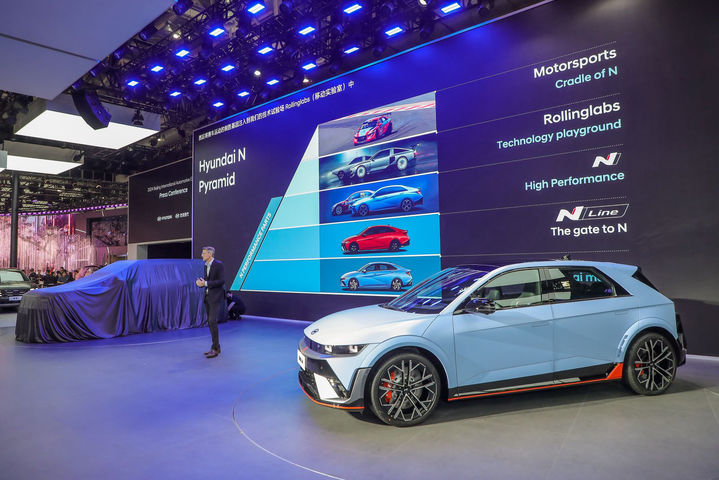 [서울=뉴시스] 틸 바텐베르크(Till Wartenberg) N브랜드&모터스포츠사업부 상무가 25일 중국국제전람중심 순의관에서 열린 '2024 베이징 국제 모터쇼' 현대차 프레스 컨퍼런스에서 발표하고 있다. (사진=현대자동차 제공) 2024.04.25. photo@newsis.com *재판매 및 DB 금지