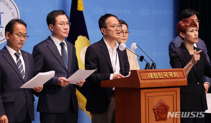 [서울=뉴시스] 이영환 기자 = 국회 운영위원회 더불어민주당 간사인 박주민 의원이 25일 오후 서울 여의도 국회 소통관에서 이시원 대통령실 공직기강비서관의 채 해병 사건 개입 의혹 관련 운영위원회 개회를 거부한 국민의힘 규탄 기자회견을 하고 있다. 2024.04.25. 20hwan@newsis.com