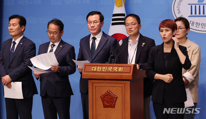 [서울=뉴시스] 이영환 기자 = 국회 운영위원회 더불어민주당 간사인 박주민 의원이 25일 오후 서울 여의도 국회 소통관에서 이시원 대통령실 공직기강비서관의 채 해병 사건 개입 의혹 관련 운영위원회 개회를 거부한 국민의힘 규탄 기자회견을 하고 있다. 2024.04.25. 20hwan@newsis.com