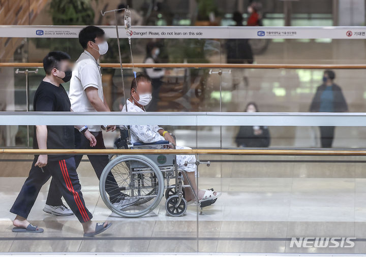 [서울=뉴시스] 정병혁 기자 = 서울의 한 대학병원에서 의료진이 환자와 함께 이동하고 있다. 2024.04.25. jhope@newsis.com