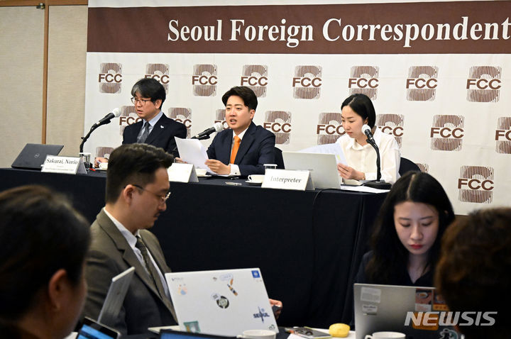 [서울=뉴시스] 국회사진기자단 = 이준석 개혁신당 대표가 25일 오후 서울 중구 한국프레스센터에서 열린 서울외신기자클럽(SFCC) 초청 기자간담회에서 모두발언을 하고 있다. 2024.04.25. photo@newsis.com