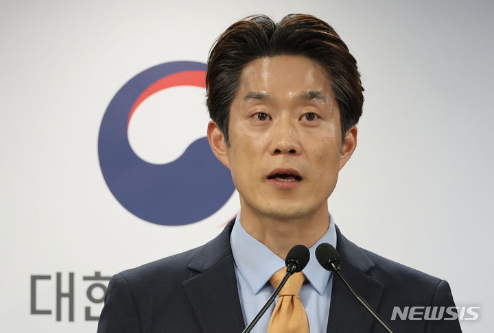 [서울=뉴시스] 김명원 기자 = 노용석 당시 중소벤처기업부 정책기획관(현 차관)이 지난해 4월 25일 서울 종로구 정부서울청사에서 ‘생애주기에 따른 중소벤처 분야 규제개선 방안’ 발표를 하고 있다. 2025.07.14. kmx1105@newsis.com