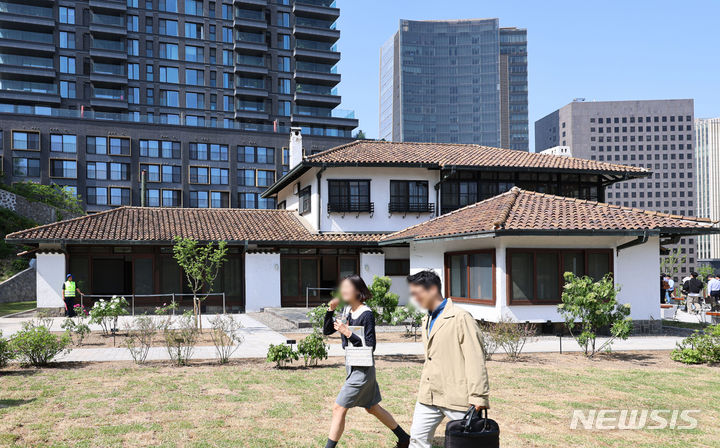 [서울=뉴시스] 권창회 기자 = 25일 오후 서울 종로구 덕수궁 선원전터에서 열린 덕수궁 선원전 권역 및 아트펜스 공개행사에서 공개된 조선저축은행 사택. 2024.04.25. kch0523@newsis.com