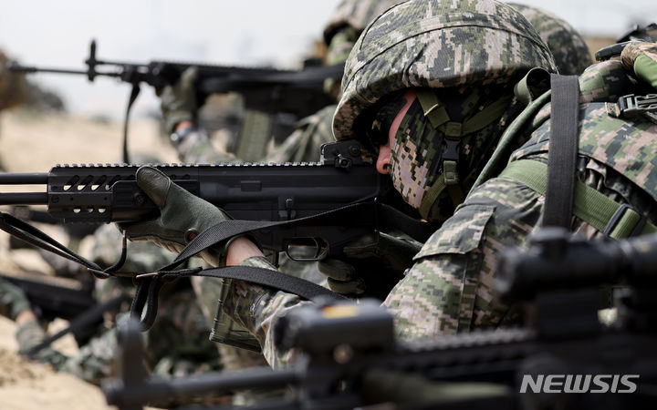 [포항=뉴시스] 이무열 기자 = 25일 경북 포항시 남구 도구해안 해병대상륙훈련장에서 실시된 2024 합동상륙훈련 결정적행동에서 해병대원들이 사주경계를 하고 있다. 2024.04.25. lmy@newsis.com