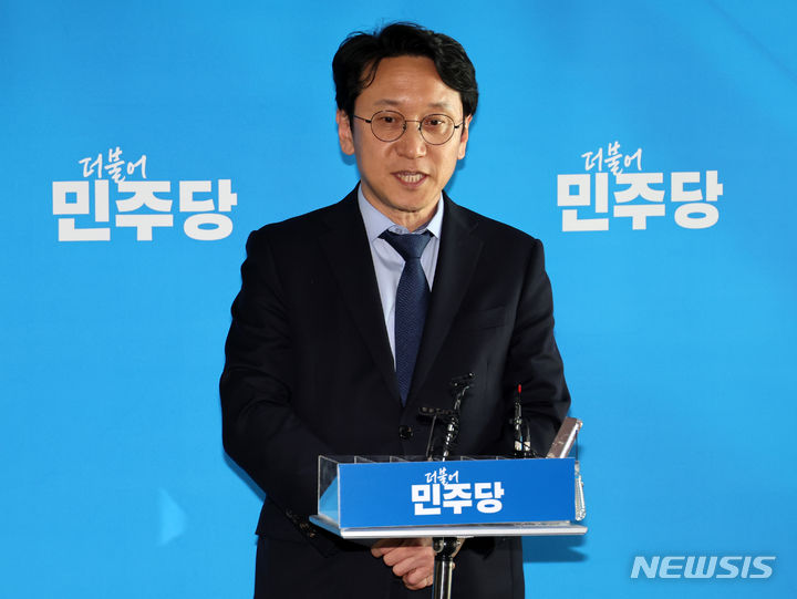 [서울=뉴시스] 이영환 기자 = 천준호 더불어민주당 대표 비서실장이 25일 오후 서울 여의도 국회에서 영수회담 2차 실무회동 관련 브리핑을 하고 있다. 2024.04.25. 20hwan@newsis.com