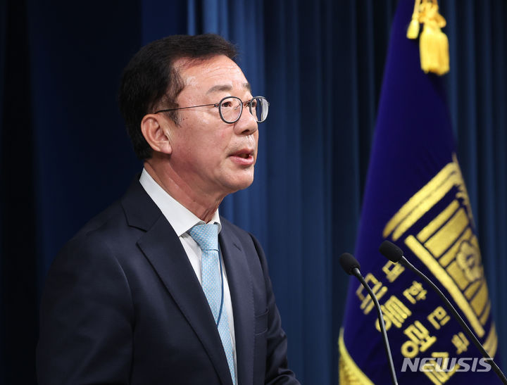 [서울=뉴시스]조수정 기자 = 홍철호 정무수석이 25일 서울 용산 대통령실 청사에서 영수회담 의제·시점 등 조율 2차 실무회동 관련 브리핑을 하고 있다. 2024.04.25. chocrystal@newsis.com