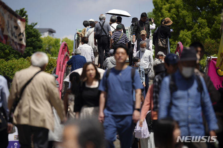 [도쿄=AP/뉴시스] 일본의 대표적인 황금연휴인 골든위크(4월27일~5월6일)가 27일 시작되면서 곳곳이 여행객으로 붐볐다. 26일 일본 도쿄의 등나무꽃으로 유명한 관광지 가메이도 텐진 신사의 붐비는 인파. 2024.04.27 