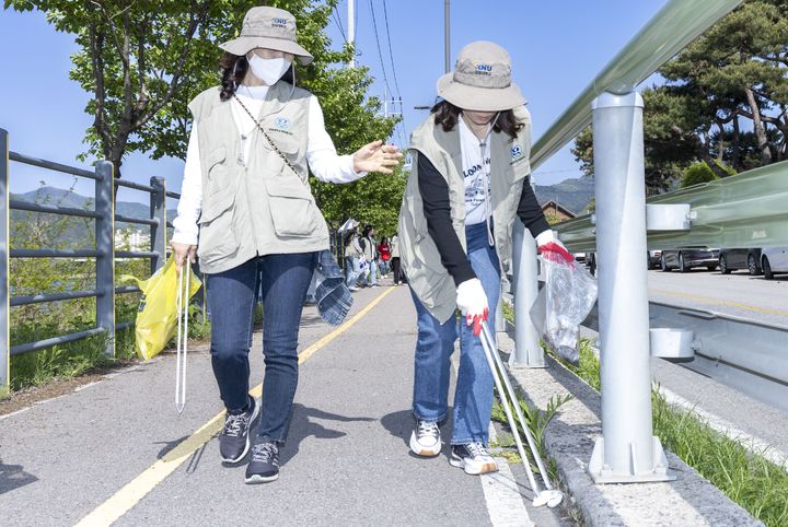 강원대학교(총장 김헌영)는 25일 춘천시 일대에서 ‘지구의 날 54주년’을 맞아 탄소중립을 실천하고 기후위기에 대한 인식 확산을 위한 ‘KNU 두리줍깅, 2024년 플로깅 행사’를 개최해, 춘천시  신북읍~소양강 자전거길 등에서 환경정화활동을 펼쳤다.고 밝혔다. 강원대학교 제공 *재판매 및 DB 금지