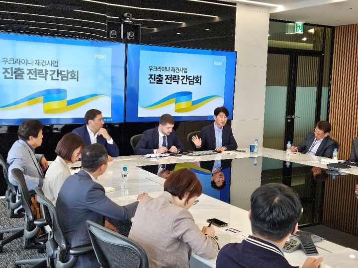 (왼쪽부터) 보리스 바움 프라임 자선재단 대표, 로만 그레고리쉰 우크라이나 상공회의소 위원장, 전봉규 아이톡시 대표. (사진=아이톡시) *재판매 및 DB 금지