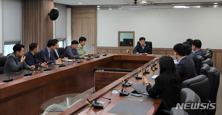 [서울=뉴시스] 지난 25일 한국해양교통안전공단(KOMSA) 세종 본사 8층 대회의실에서 열린 간부직 대상 교차직무교육에서 김준석 공단 이사장이 전국 지사장과 센터장들과 교육 취지 등에 대해 이야기를 나누고 있다.