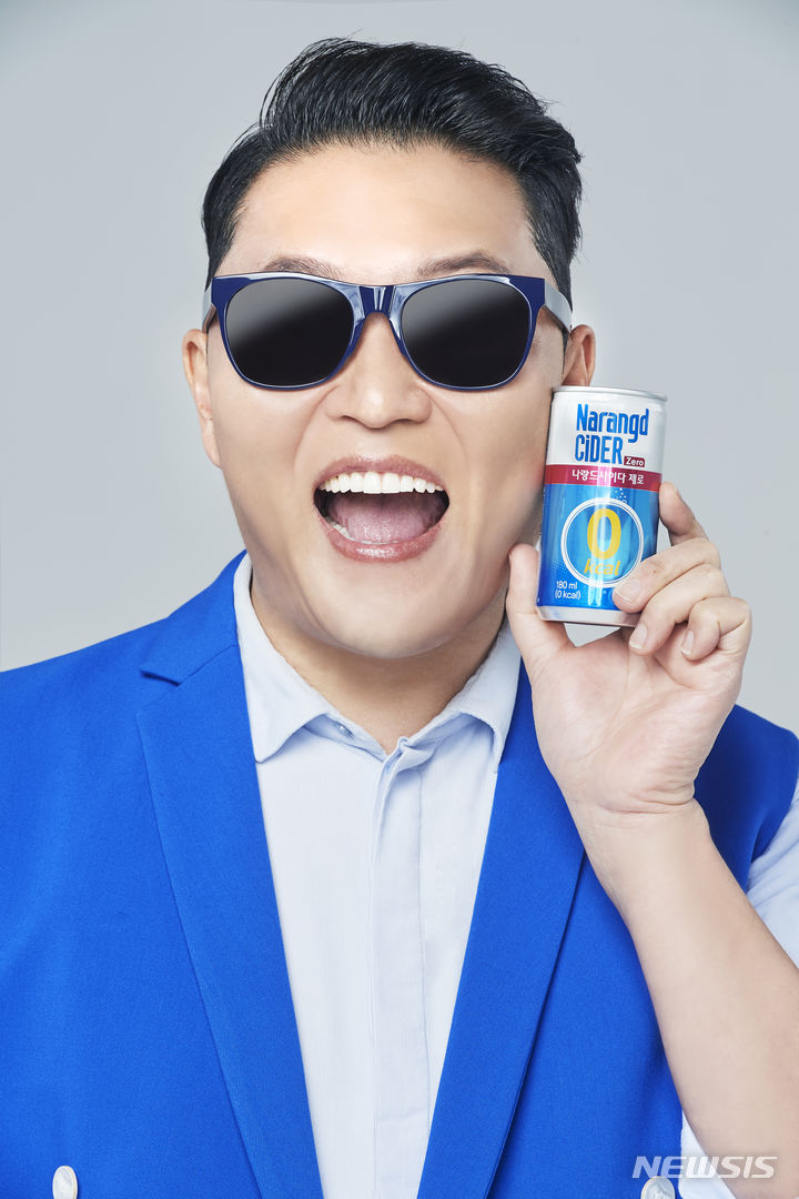 [서울=뉴시스] 동아오츠카, 나랑드사이다 모델 싸이. (사진=동아오츠카 제공)