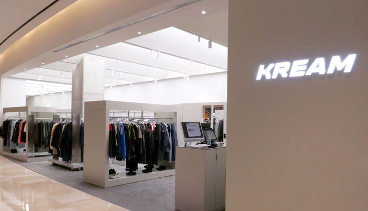 네이버의 한정판 거래 플랫폼 크림은 ‘크림 잠실 롯데월드몰점’을 자사가 직접 셀렉한 브랜드를 고객들에게 선보이는 편집샵으로 리뉴얼해 운영한다고 26일 밝혔다.(사진=크림) *재판매 및 DB 금지