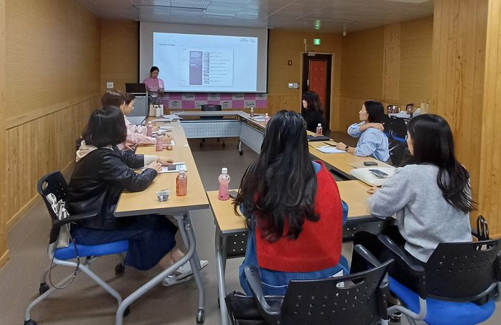 [창녕=뉴시스] 청소년 힐링치료 프로그램 운영에 앞서 담당교사와 사전 간담회를 진행하고 있다. (사진=창녕군 제공) 2024.04.27. photo@newsis.com *재판매 및 DB 금지