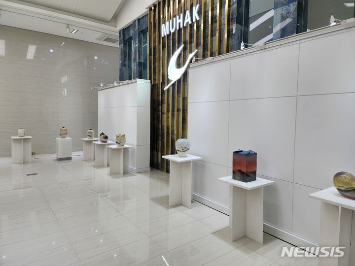 [창원=뉴시스] 무학 굿데이갤러리의 도예가 성낙우 초대전. 전시기간은 4월25일부터 5월31일까지다. (사진=무학 제공) 2024.04.26. photo@newsis.com