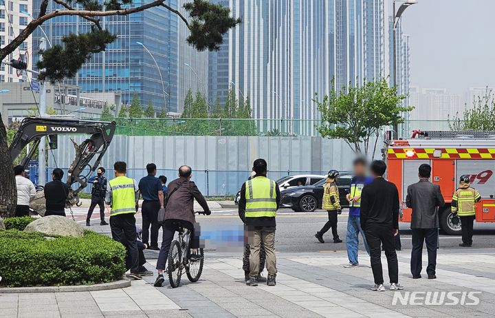 [인천=뉴시스] 김동영 기자 = 26일 오전 인천 연수구 송도국제도시 G타워 인근 사거리 횡단보도에서 40대 여성이 길을 건너다 굴삭기에 치여 사망했다. 2024.04.26. dy0121@newsis.com