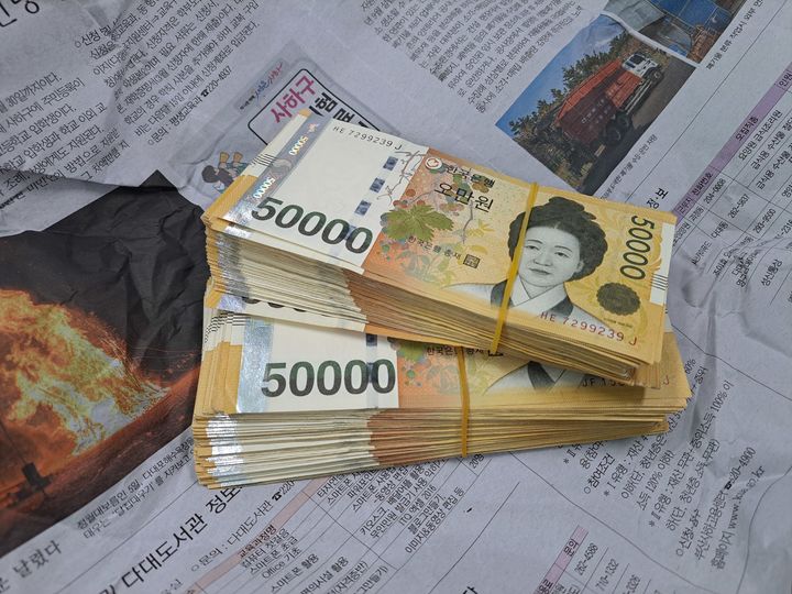 [부산=뉴시스] 지난 23일 백옥희 어르신이 사하구청에 기부한 1000만원. (사진=사하구청 제공) 2024.04.26. photo@newsis.com *재판매 및 DB 금지