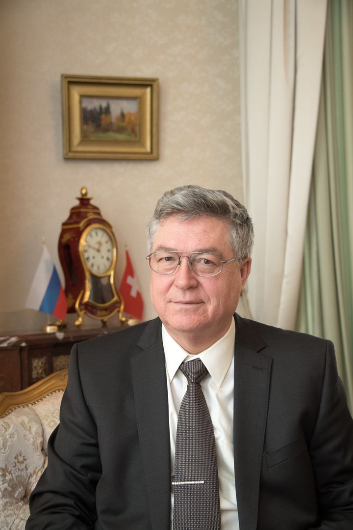 [서울=뉴시스] 세르게이 가르모닌 주스위스 러시아 대사가 사진 촬영을 하고 있다. (사진=주스위스 러시아 대사관 제공) 2024.04.26. photo@newsis.com *재판매 및 DB 금지