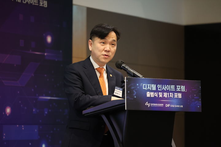 [서울=뉴시스] 한국정보통신진흥협회는 26일 오전 서울 강남구 인터컨티넨탈 서울 코엑스에서 민관협력 플랫폼 '디지털 인사이트 포럼' 출범식을 열었다며 이같이 밝혔다. 사진은 축사하는 강도현 과학기술정보통신부 2차관 (사진=한국정보통신진흥협회 제공) *재판매 및 DB 금지