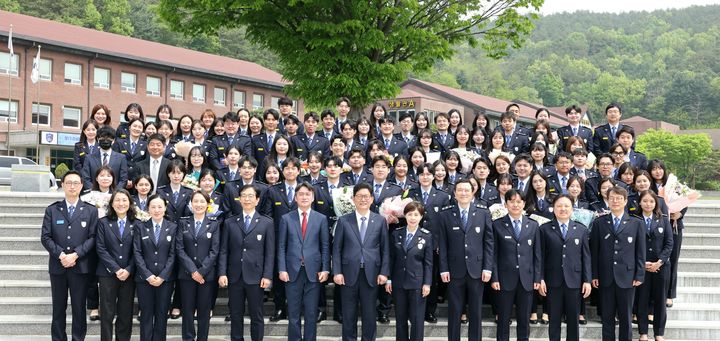 [대전=뉴시스] 고광효 관세청장(앞줄 왼쪽서 일곱째)이 26일 관세인재개발원에서 열린 '2024년 제1기 관세청 입문 과정 수료식'에서 교육생들과 기념촬영을 하고 있다.(사진=관세청 제공) *재판매 및 DB 금지
