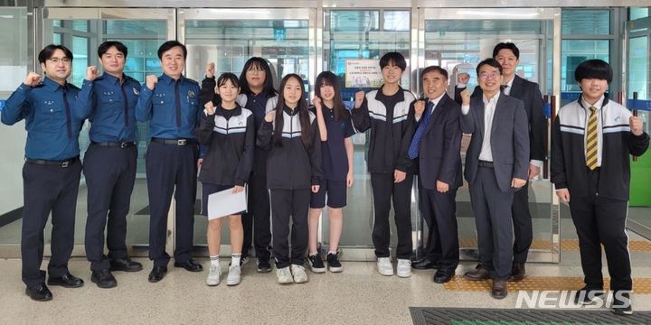 인천서부경찰서, 학생들이 정한 '학폭 예방 슬로건' 현판식