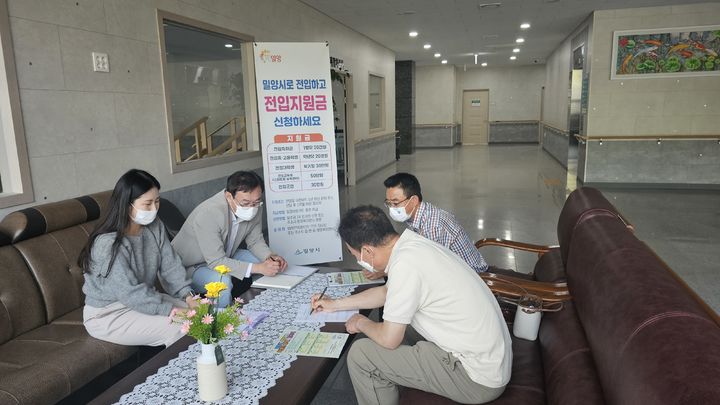 [밀양=뉴시스] 밀양시 내일동이 밀양요양병원에서 찾아가는 전입신고 창구를 운영하고 있다. (사진=밀양시 제공) 2024.04.26. photo@newsis.com *재판매 및 DB 금지