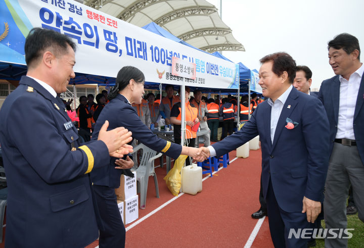 [창원=뉴시스]박완수(오른쪽) 경남도지사가 26일 사천시 사천종합운동장에서 열린 제32회 경상남도 의용소방대 소방기술경연대회 현장을 찾아 관계자들을 격려하고 있다.(사진=경남도 제공) 2024.04.26. photo@newsis.com