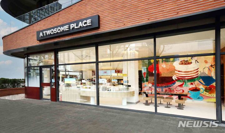 [서울=뉴시스] 투썸플레이스, 커피와 예술 함께 즐기는 '아트 컬래버' 매장 홍대 서교점 오픈. (사진=투썸플레이스 제공)