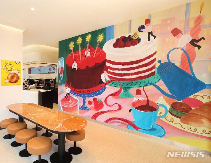 [서울=뉴시스] 투썸플레이스 '아트 컬래버' 매장 홍대 서교점에 전시된 '투썸에서 즐기는 아티스트 파리지앤느의 달콤한 하루'를 콘셉트로 제작된 강한 작가의 아트웍. (사진=투썸플레이스 제공) 