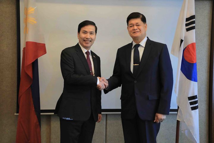 [서울=뉴시스] 김선호 국방부차관(사진 좌측)이 4월 26일 오전, 필리핀 마닐라에서 열린 ‘제3차 한-필리핀 국방협력공동위원회‘에서 이리네오 에스피노(Irineo Cruz Espino) 필리핀 국방부 선임차관과 기념사진을 촬영하고 있다. (사진=국방부 제공) 2024.04.26. photo@newsis.com&nbsp; *재판매 및 DB 금지