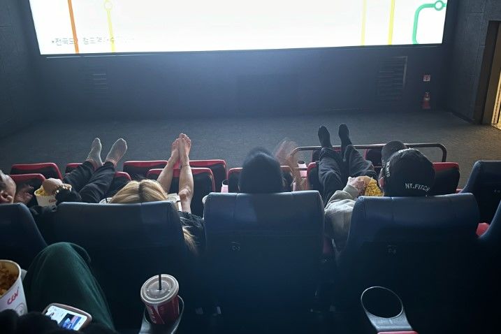 [서울=뉴시스] 부산의 한 영화관에서 관람객 일행이 앞 좌석에 발을 올린 모습이 포착돼 온라인 커뮤니티에서 화제다. 사진은 일행 중 3명이 앞 좌석에 발을 올린 모습. (사진=온라인 커뮤니티 갈무리) 2024.04.26. *재판매 및 DB 금지
